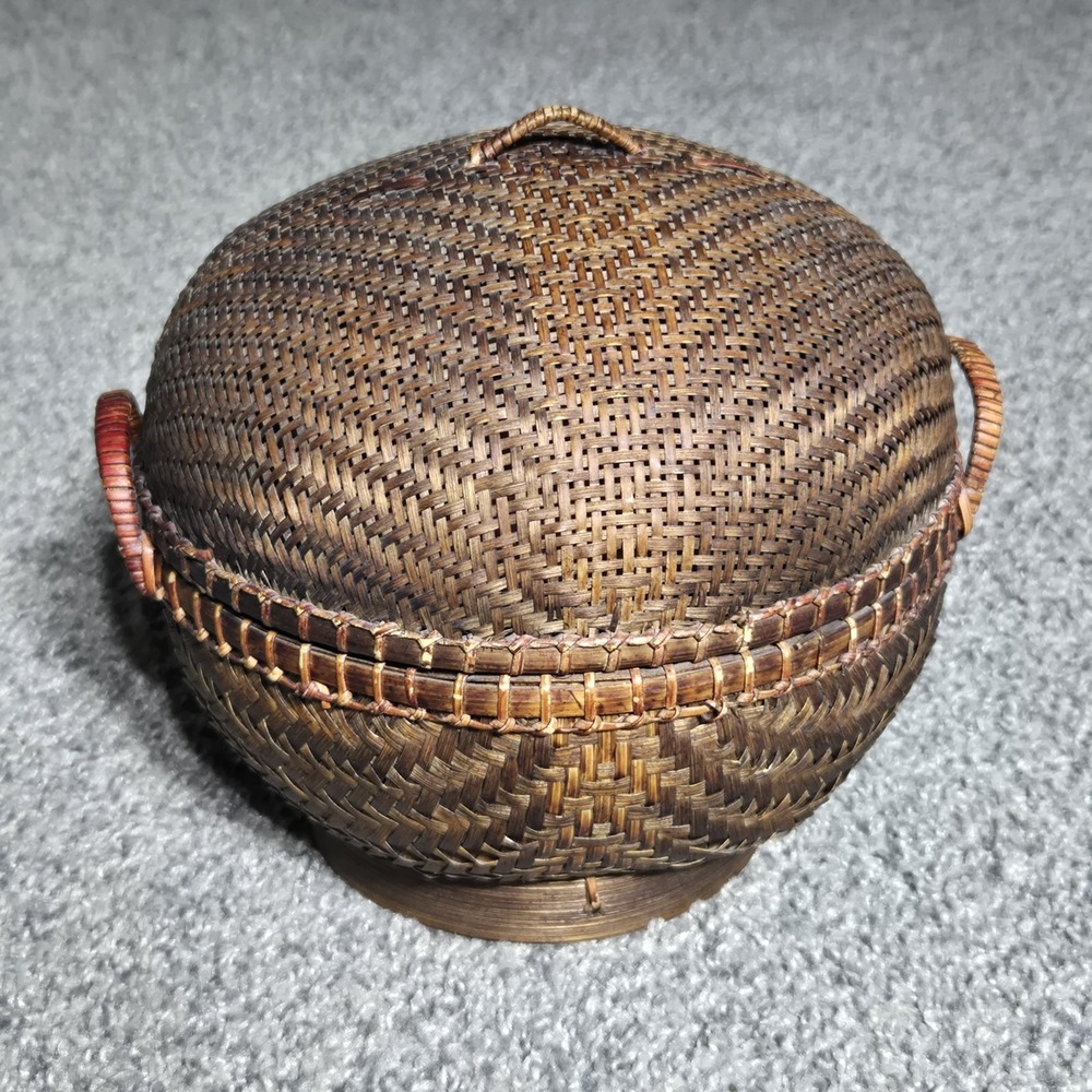 VINTAGE Brown Split Bamboo Asian Hand-Woven Oval Basket W/ Lid Handles RARE